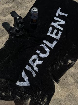 Tohle není obyčejná osuška. Je to manifest. Statement piece na pláž, kterou si zapamatují. VIRULENT ti kryje záda i v...